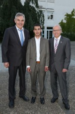 v. l.: Schulleiter Becker, Abdulkadir Yüce, Dr. J. Gradl (Foto: Pfeifer)