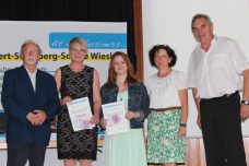 Die Preisträgerinnen mit Dr. Miller (links), ihrer Lehrerin M. Becker und Schulleiter J. Becker