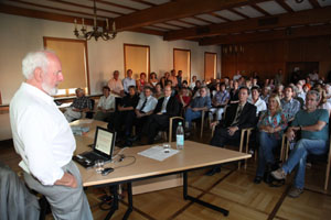 Prof. von Weizsaecker im vollbesetzen Bürgersaal (Foto: H.Pfeifer)