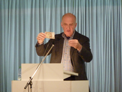 Prof. Werner mit Geldschein